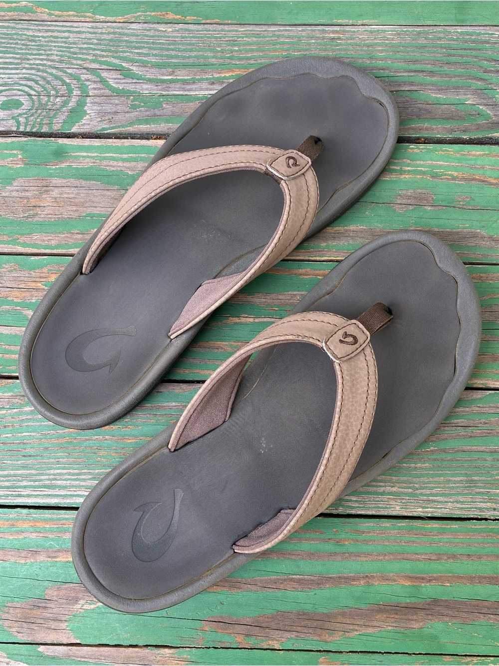 OluKai ‘OHANA Womens Sz 7 Slip On Thong Sandals Taupe Flip Flop Beach Summer